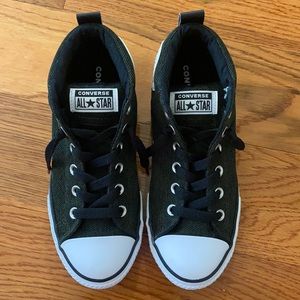 Black and white Converse size 6